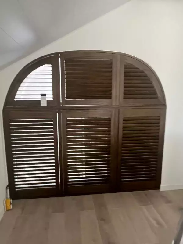 donkerhouten-gebeitst-shutters-boograam-veurne-vakantiewoning-1