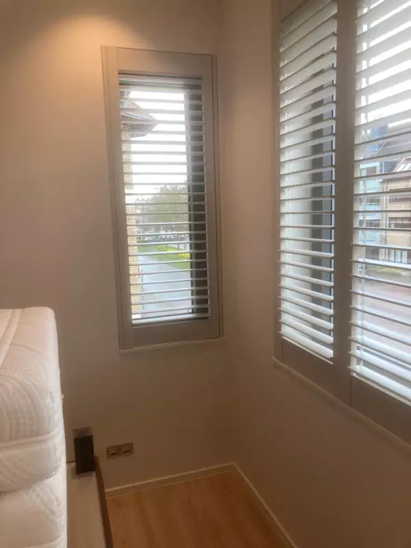 witte-shutters-appartement-nieuwpoort-1