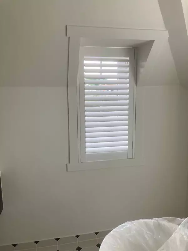 witte-shutters-badkamer-sint-idesbald-1