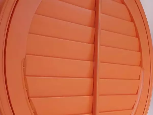 oranje-shutters-rond-raam-de-panne-1 -  - Oranje shutter voor een rond raam — De Panne