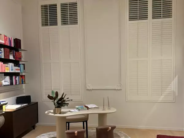 witte-shutters-herenhuis-salon-gent-3m-hoog-luxaflex-3 -  - Witte shutters van 3 meter hoog — Herenhuis in Gent