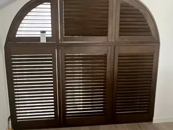 donkerhouten-gebeitst-shutters-boograam-veurne-vakantiewoning-2 -  - Donkerhouten gebeitste shutters voor boograam — vakantiewoning Veurne
