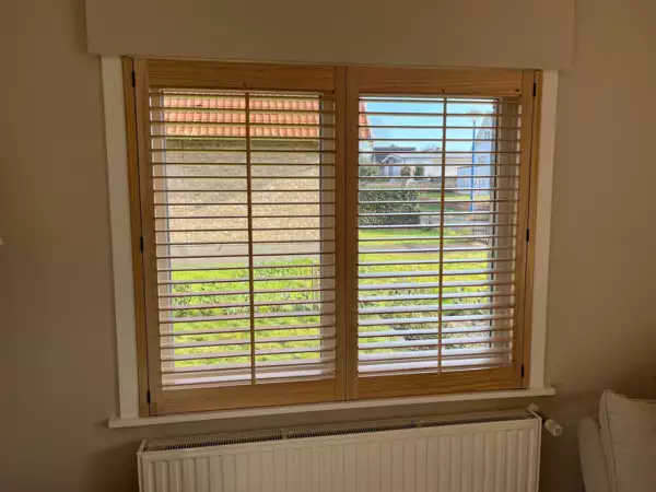 g-gezandstraalde-shutters-living-veurne-1 -  - Gezandstraalde shutters in de living — Veurne
