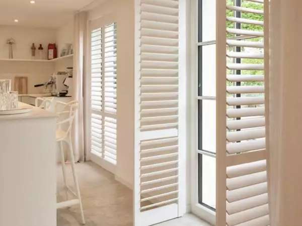 witte-shutters-plooiluik-keuken-nieuwpoort-1 -  - Witte shutters als plooiluik — Keuken in Nieuwpoort