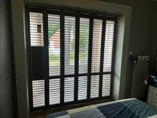 taupe-shutters-slaapkamer-oostduinkerke-1 -  - Taupe shutters als vouwwand in de slaapkamer — Oostduinkerke