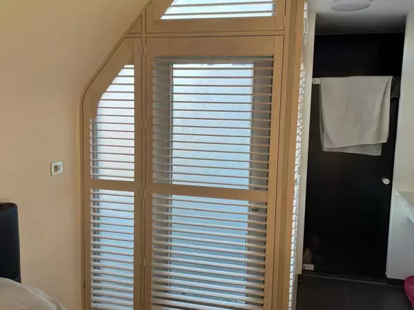w-vernist-lindehout-luxaflex-shutters-ronde-erker-oostduinkerke-5 -  - Vernist lindehout Luxaflex shutters op een ronde erker — Oostduinkerke