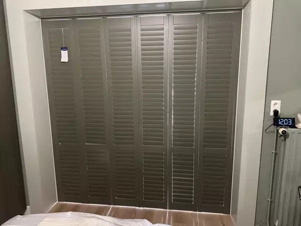 taupe-shutters-slaapkamer-oostduinkerke-7 -  - Taupe shutters als vouwwand in de slaapkamer — Oostduinkerke