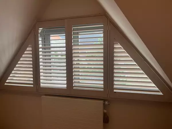 whitewash-shutters-ronde-erker-oostduinkerke-9 -  - Vernist lindehout Luxaflex shutters op een ronde erker — Oostduinkerke
