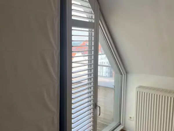 witte-shutters-dakvenster-wulpen-1 -  - Witte shutters op het dakvenster — Wulpen