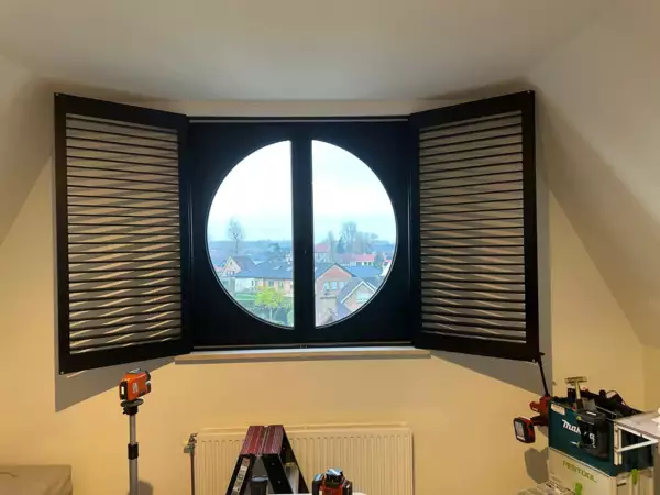 zwarte-shutters-woonkamer-de-panne-2 -  - Zwarte shutters onder het dak — De Panne