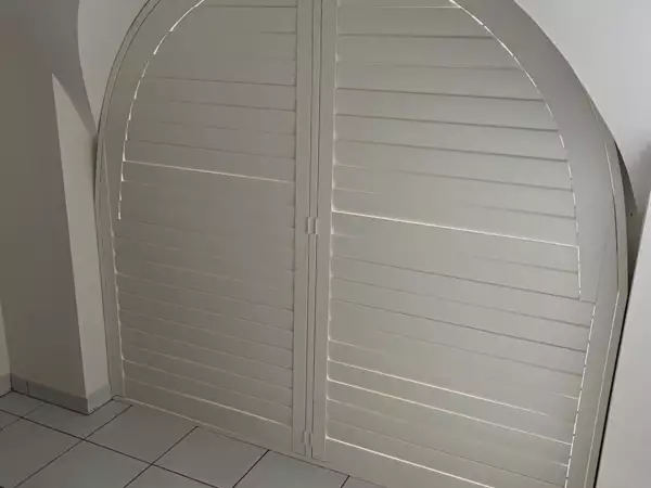 cprimewood-luxaflex-clearview-shutters-dakappartement-veurne-1 -  - Shutters voor boograam