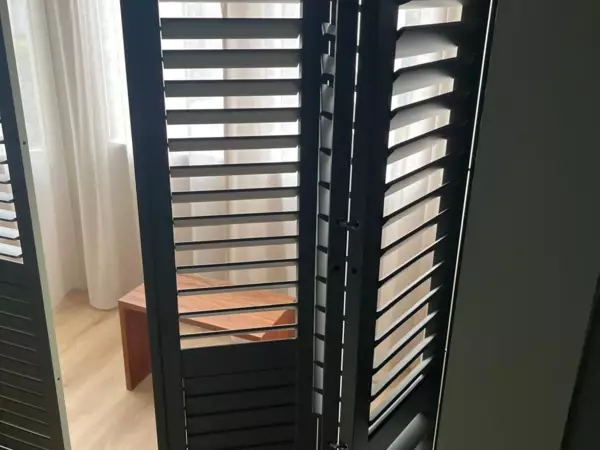 taupe-shutters-slaapkamer-oostduinkerke-4 -  - Taupe shutters als vouwwand in de slaapkamer — Oostduinkerke