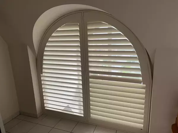 cprimewood-luxaflex-clearview-shutters-dakappartement-veurne-3 -  - Shutters voor boograam