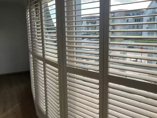 w-vernist-lindehout-luxaflex-shutters-ronde-erker-oostduinkerke-1 -  - Vernist lindehout Luxaflex shutters op een ronde erker — Oostduinkerke