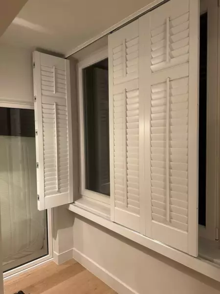 witte-shutters-slaapkamer-sint-idesbald-vouwraille-1